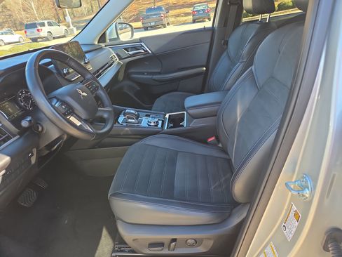 Used 2024 Mitsubishi Outlander SE image 5