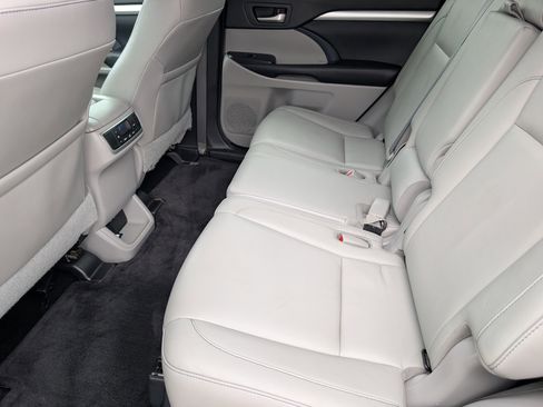Used 2017 Toyota Highlander XLE FWD image 11
