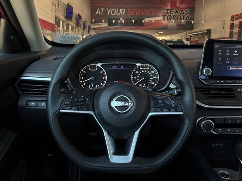 Used 2025 Nissan Altima 2.5 SV FWD image 31