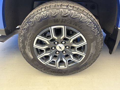 Used 2024 Chevrolet Colorado Z71 w/ Z71 Convenience Package 2 AWD/4WD image 8