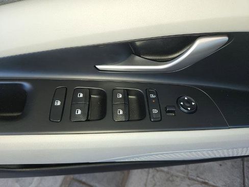 Used 2025 Hyundai Elantra Limited image 30