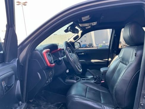 Used 2019 Toyota Tacoma TRD Off-Road w/ TRD Premium Off Road Package AWD/4WD image 28
