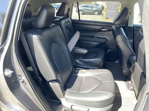Used 2023 Toyota Highlander XLE AWD/4WD image 22