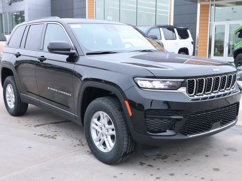 New 2025 Jeep Grand Cherokee Laredo image 1