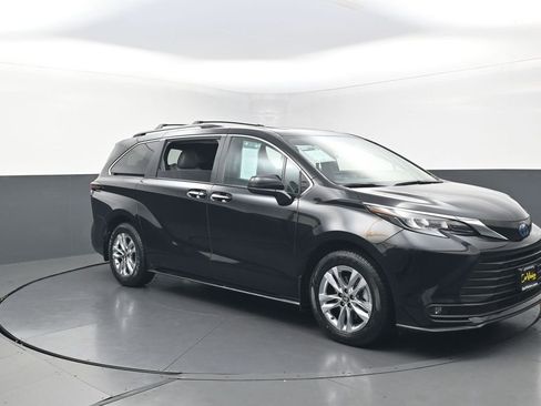 Used 2025 Toyota Sienna XLE w/ XLE Plus Package AWD/4WD image 12