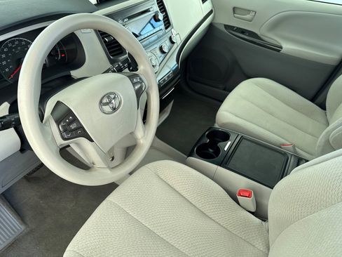 Used 2012 Toyota Sienna LE image 4