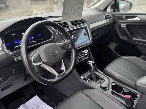 Used 2022 Volkswagen Tiguan SE w/ Panoramic Sunroof Package image 10