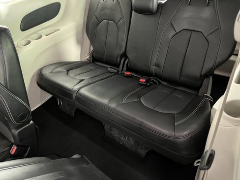 Certified 2024 Chrysler Pacifica Touring-L image 26