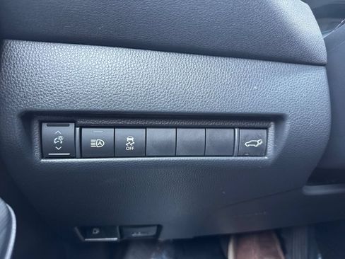Used 2024 Toyota Venza XLE AWD/4WD image 28