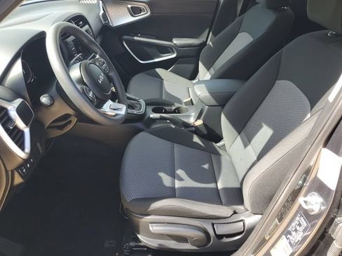 Used 2025 Kia Soul LX FWD image 6