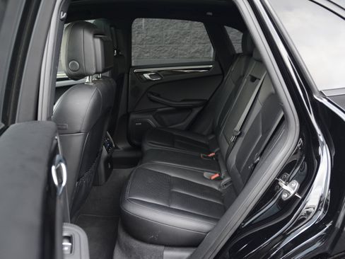 Certified 2018 Porsche Macan image 31