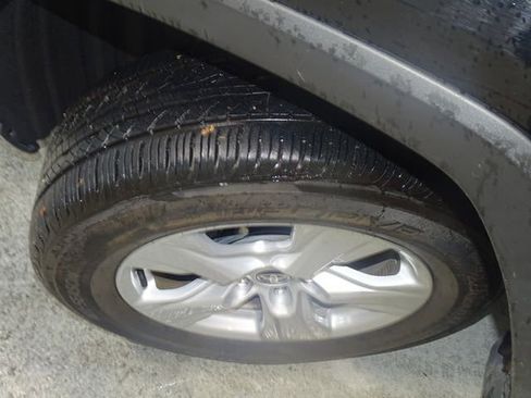 Used 2021 Toyota RAV4 XLE image 31