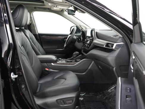 Used 2026 Toyota Highlander Platinum AWD/4WD image 11