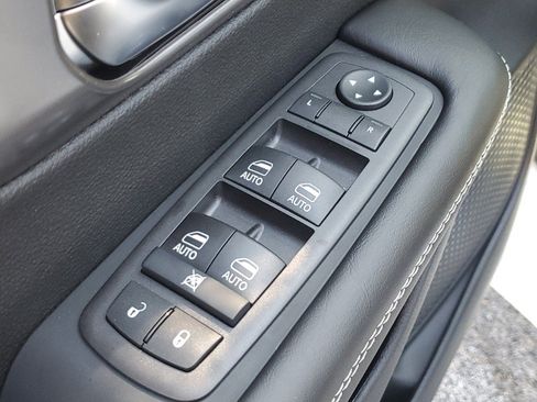 Used 2025 Chrysler Pacifica Select FWD image 12