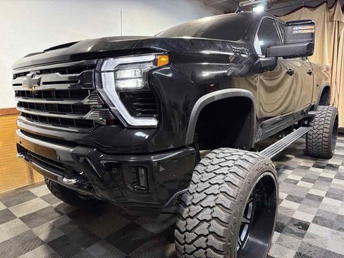 Used 2024 Chevrolet Silverado 2500 High Country w/ Midnight Edition AWD/4WD image 5