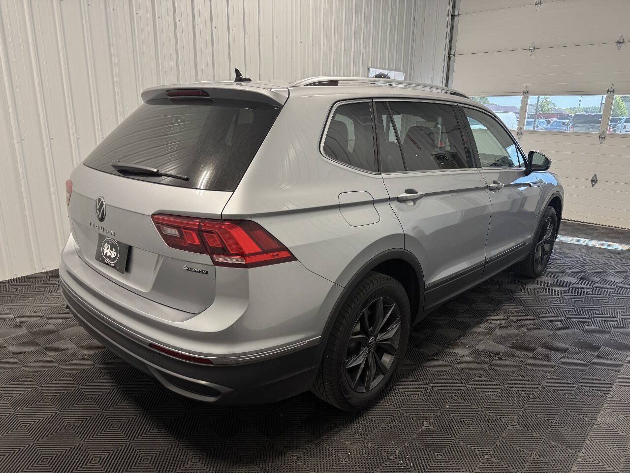 Used 2023 Volkswagen Tiguan SE AWD/4WD image 3