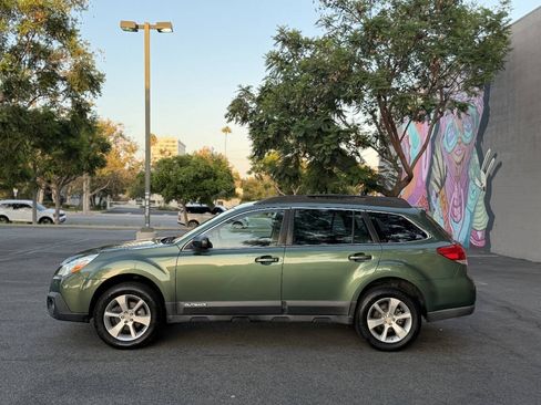 Used 2014 Subaru Outback 2.5i w/ Alloy Wheel Package AWD/4WD image 2