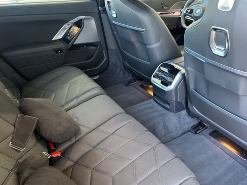 Used 2023 BMW i7 xDrive60 AWD/4WD image 33