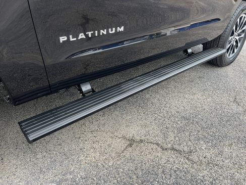 Used 2025 Ford Expedition Platinum AWD/4WD image 10