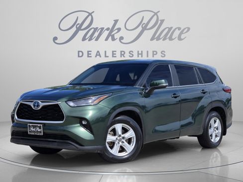 Used 2023 Toyota Highlander LE FWD image 1