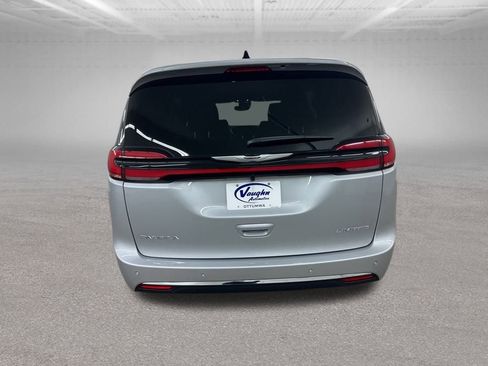 New 2026 Chrysler Pacifica Limited image 9