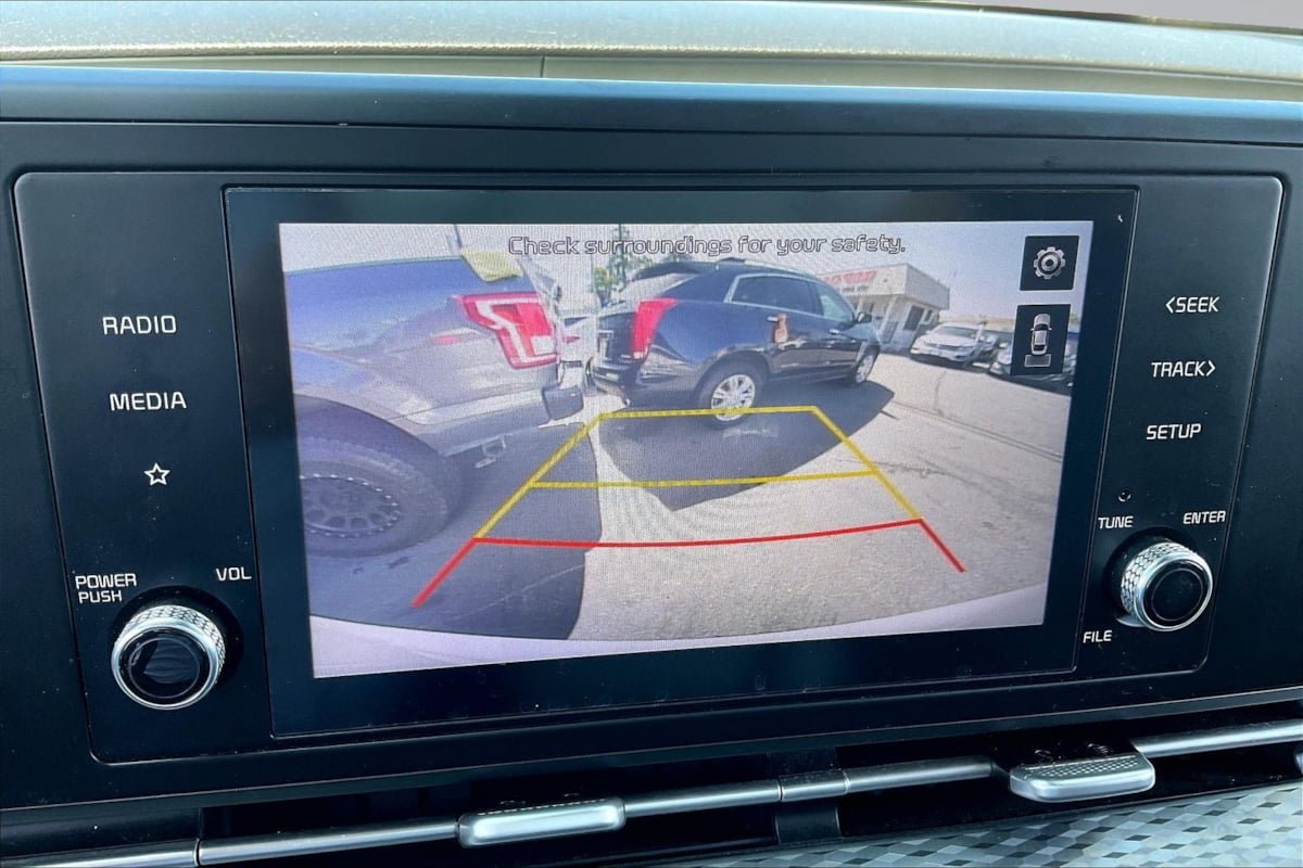 Used 2022 Kia Carnival LX FWD image 21