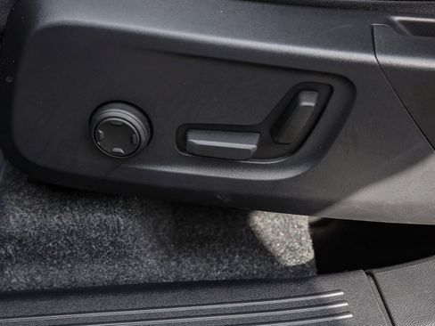 New 2025 Volvo XC40 B5 Core w/ Climate Package image 20