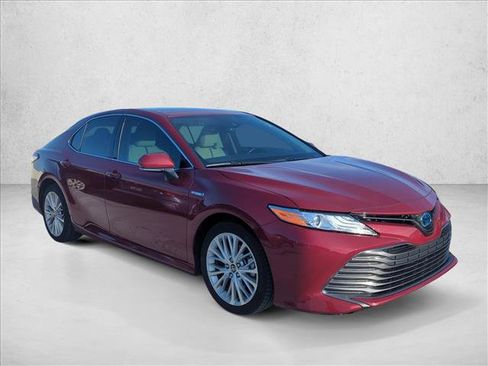 Certified 2020 Toyota Camry XLE FWD image 3