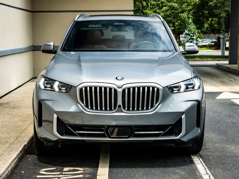 Used 2026 BMW X5 xDrive40i w/ Climate Comfort Package AWD/4WD image 2