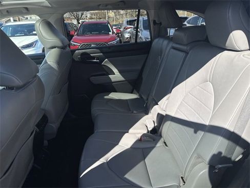 Used 2022 Toyota Highlander XLE image 42