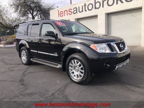 Used 2008 Nissan Pathfinder LE w/ Navigation Pkg image 2