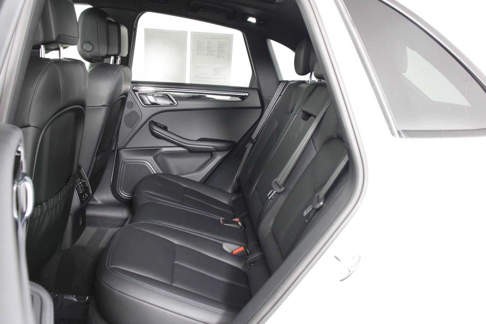 Certified 2026 Porsche Macan AWD/4WD image 33