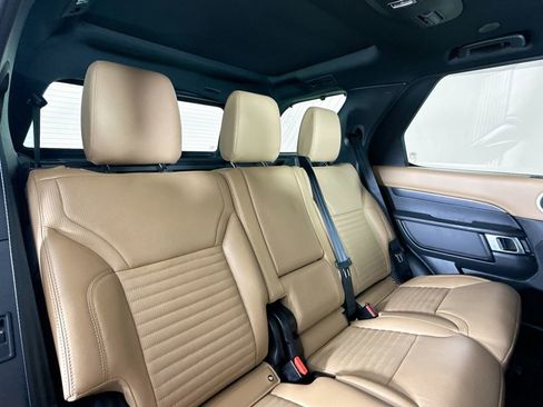 Used 2024 Land Rover Discovery Metropolitan Edition image 15