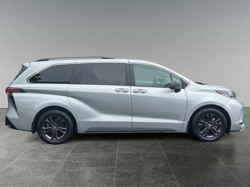 Used 2024 Toyota Sienna XSE AWD/4WD image 11