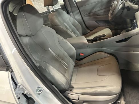 Certified 2025 Hyundai Elantra Sport image 23