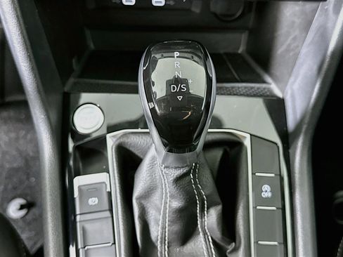 Used 2024 Volkswagen Taos SE w/ Panoramic Sunroof Package FWD image 24