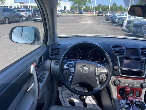 Used 2013 Toyota Highlander Limited AWD/4WD image 22