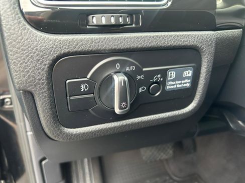 Used 2012 Volkswagen Touareg Sport image 11