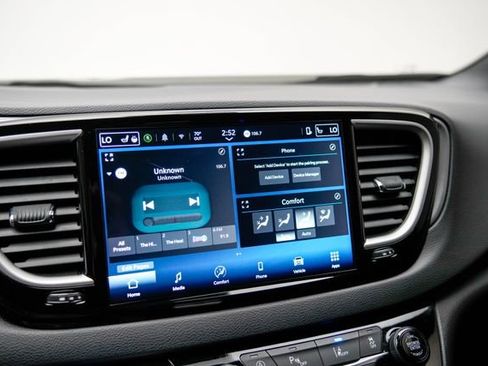 Used 2025 Chrysler Pacifica Select FWD image 28