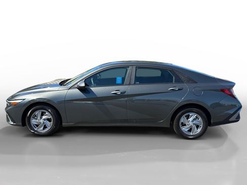 Certified 2024 Hyundai Elantra SE FWD image 2