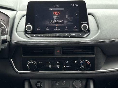 Used 2024 Nissan Rogue S AWD/4WD image 16