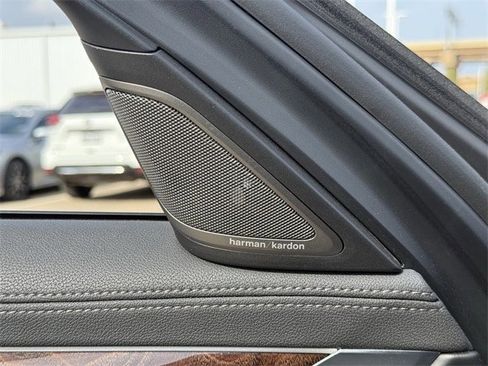 Used 2022 BMW 750i xDrive w/ M Sport Package image 27