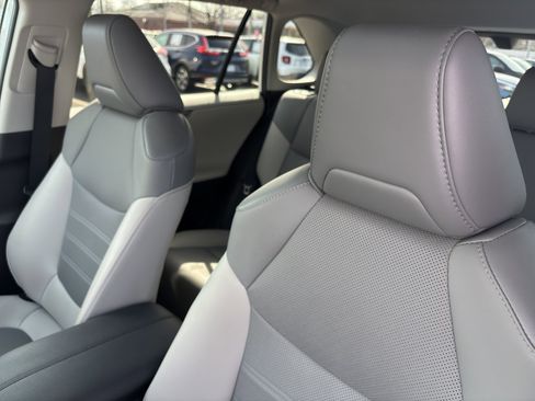 Used 2021 Toyota RAV4 Limited image 13