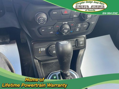Used 2022 Jeep Renegade Latitude AWD/4WD image 11