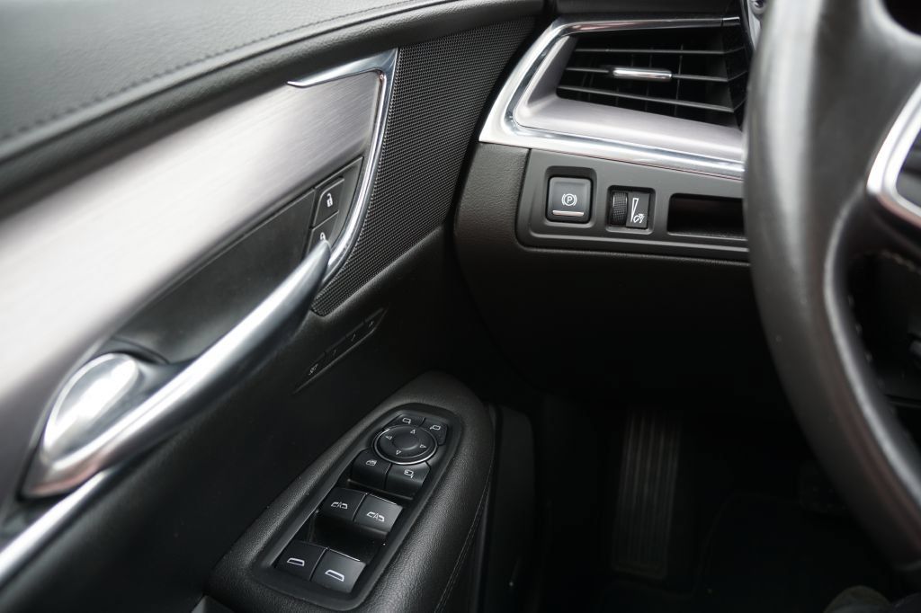 Used 2017 Cadillac XT5 Luxury w/ Driver Awareness Package FWD image 13