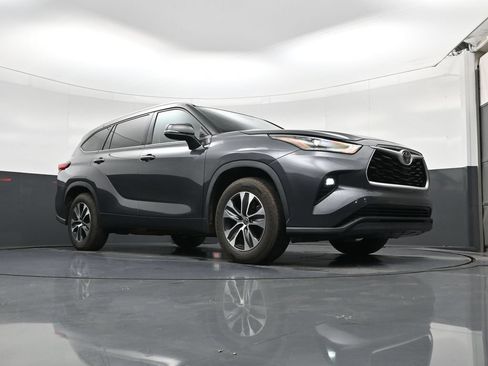 Used 2021 Toyota Highlander XLE FWD image 16