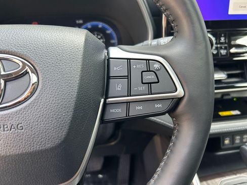 Used 2023 Toyota Highlander Limited AWD/4WD image 16
