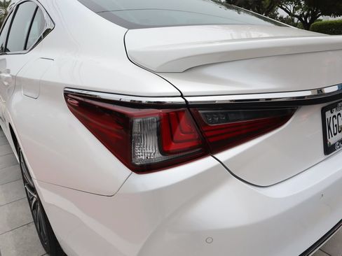 Used 2023 Lexus ES 300h w/ Premium Package FWD image 17