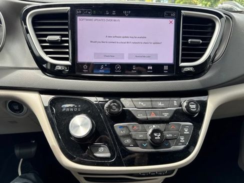 Used 2024 Chrysler Pacifica Touring-L FWD image 18