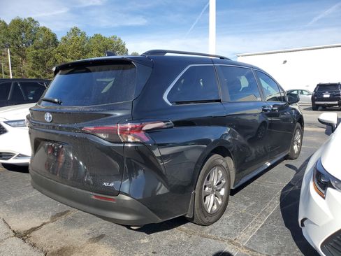 Used 2025 Toyota Sienna XLE image 6
